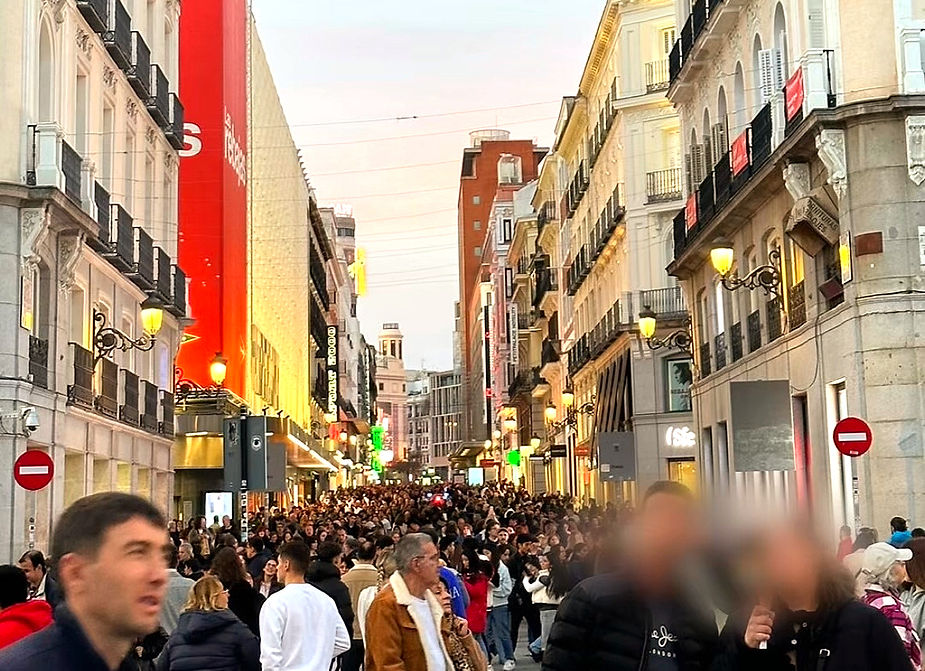 puerta del sol full of people on weekend