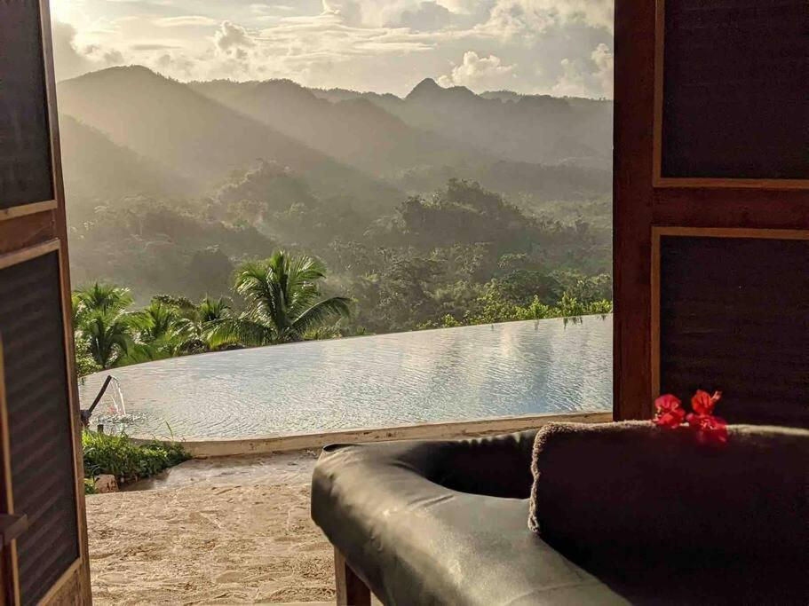 Mountain top villa- breathtaking views & huge pool